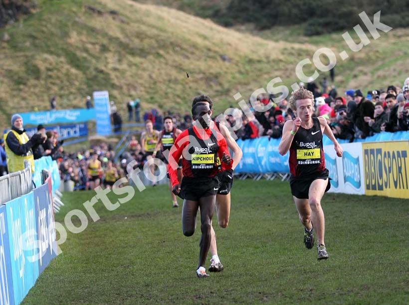 Sprint finish between Eliud Kipchoge and Jonny Hay, Mens 3k, BUPA Great Edinburgh Cross Country.